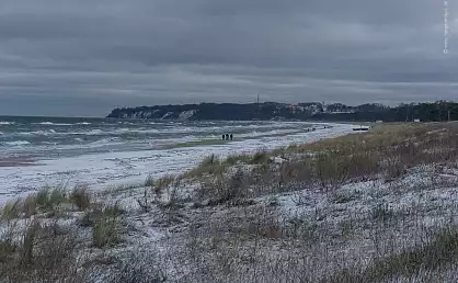 Winterlicher Ostseestrand Baabe mit Blick zum Ostseebad Göhren