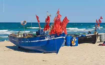 Blaues und Schwarzes Fischerboot am feinsandigen Ostseestrand von Baabe