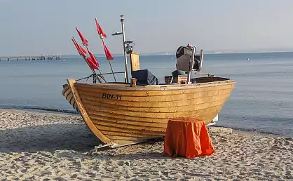Fischerboot am Ostseestrand Binz